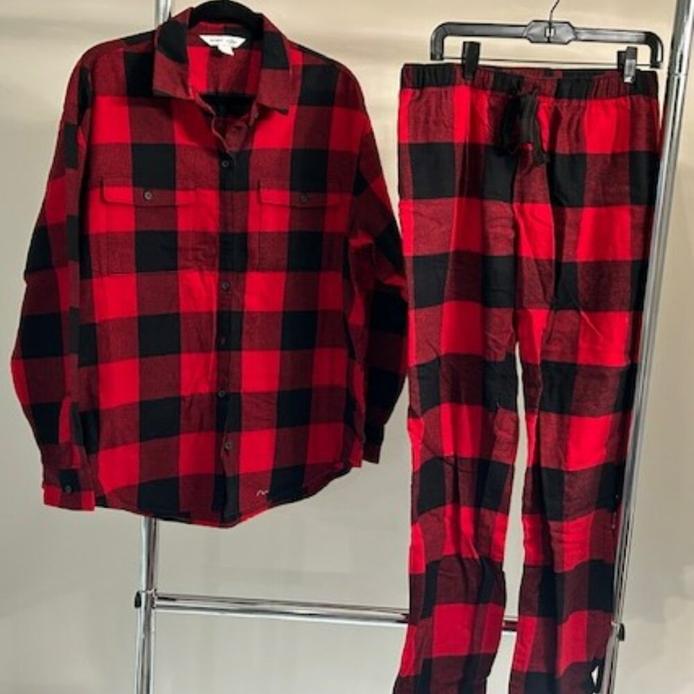 Mens Old Navy Pajama Set. Excellent condition. Worn once.